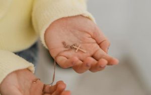 Why Christian Necklaces Make Meaningful Gifts